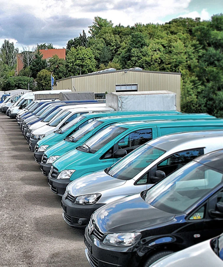 Reihe von Volkswagen Transportern auf dem Hof