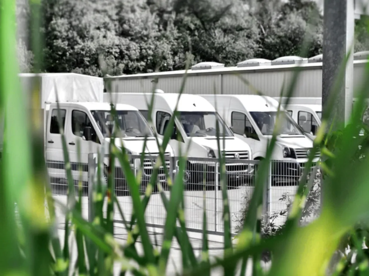 Weiße Transporter auf dem Gelände von Mitteldeutsche Nutzfahrzeuge